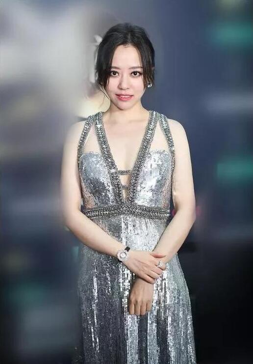 穿同款衣服,张靓颖看上去却胖一圈,小了3岁却输了这么