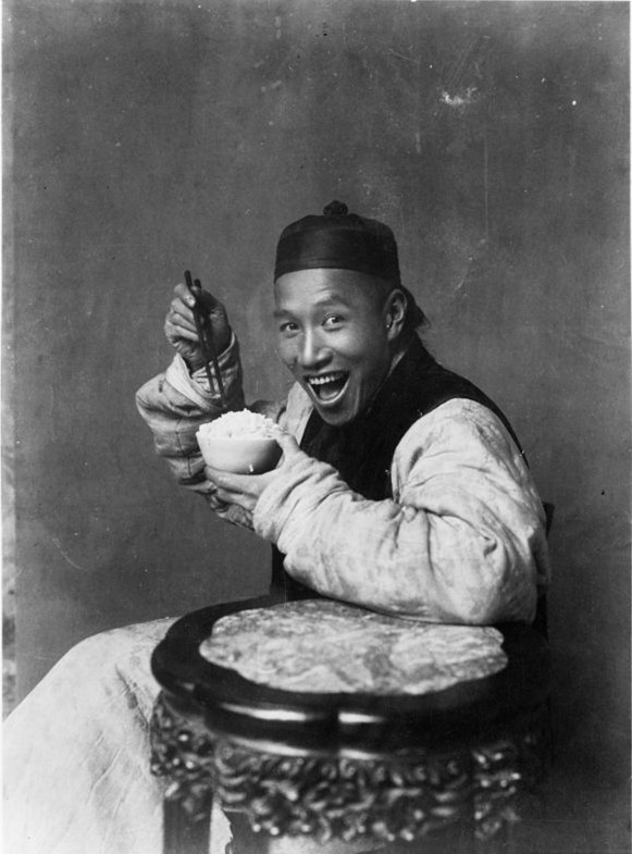 八,1901-1904,吃饭的中国男人,这是清朝照片中最阳光灿烂的一张.