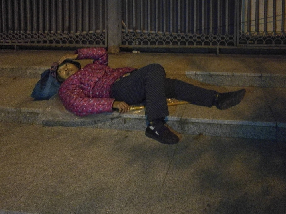 寒夜处处"葛优躺" 有人冷风中睡大街