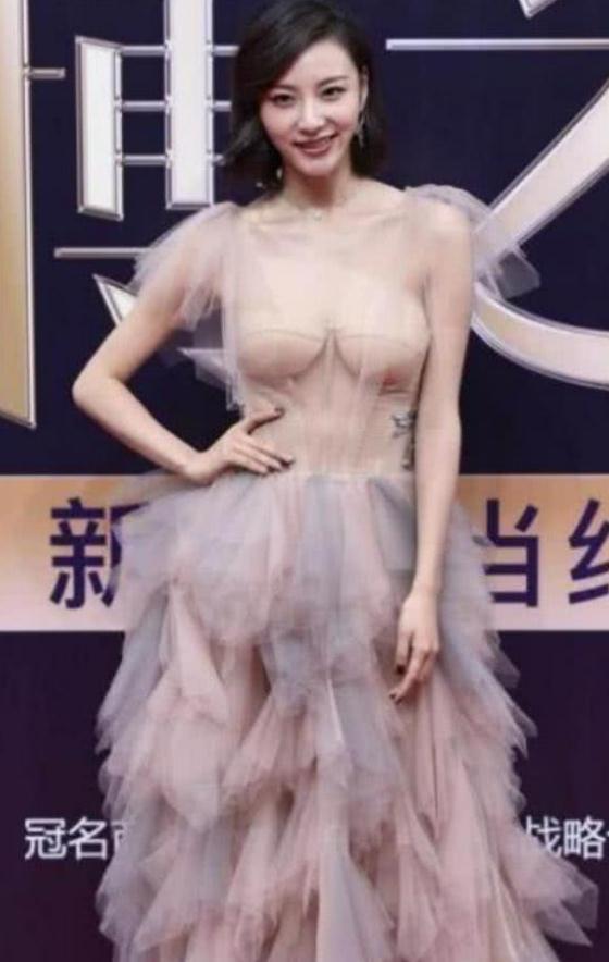 陈雅婷再度因"穿着"占尽风头,看到图4后,摄影师:毫无底线!