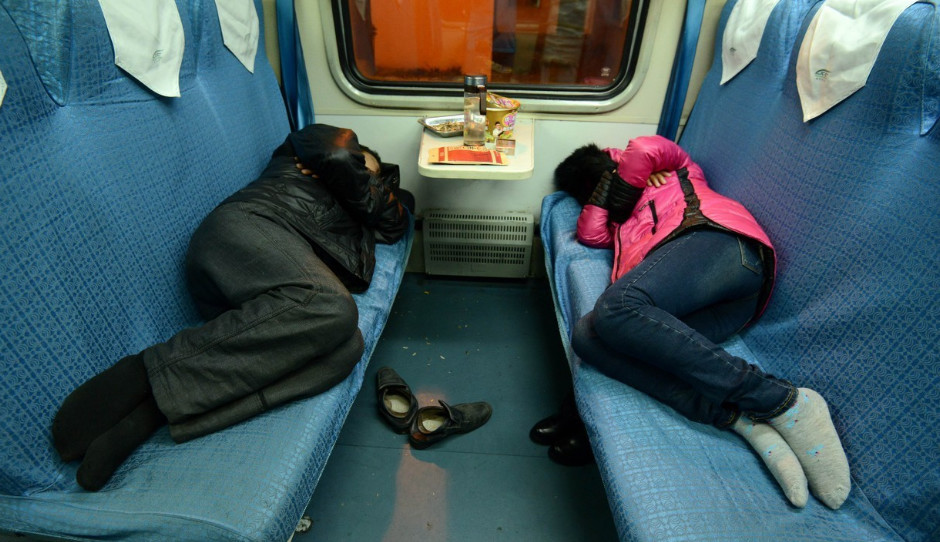 疲惫不堪的旅客将硬座变成卧铺,摆开各种睡姿