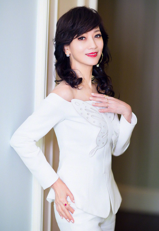 她才是真正的"冻龄女神",赵雅芝都不算什么!与儿子被认为情侣