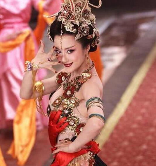 苏妲己的饰演者:张馨予靠服装,傅艺伟清纯,她骨子里魅惑!