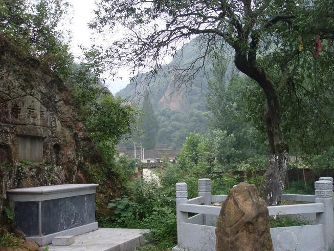 位于鸣凤镇西北的鹿苑溪畔,距依托城镇鸣凤镇约3公里,景区内古鹿苑寺