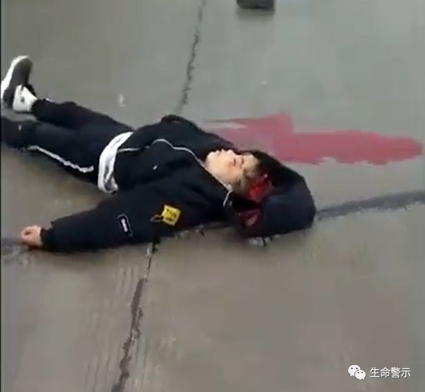 少年开"鬼火"摩托车载女友飙车,结果撞树身亡!