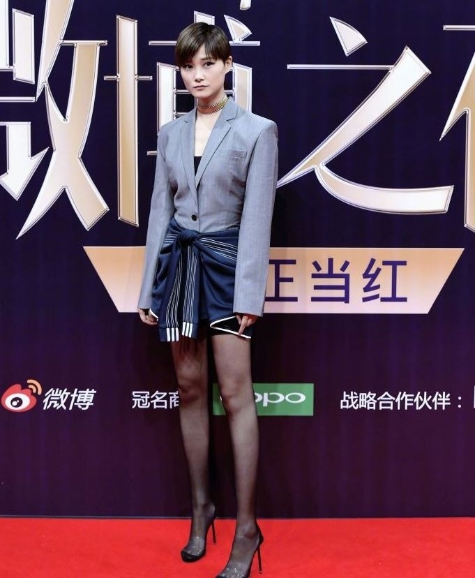 女星同穿黑丝袜:郑爽土气,关晓彤女人味十足,赵丽颖太