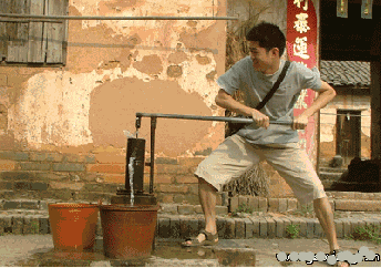 搞笑gif:后面坐着是真的晕车了,我要去前面坐姑娘旁边