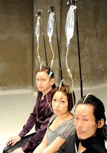 日本青年流行贝果头：往额头注盐水造肿块