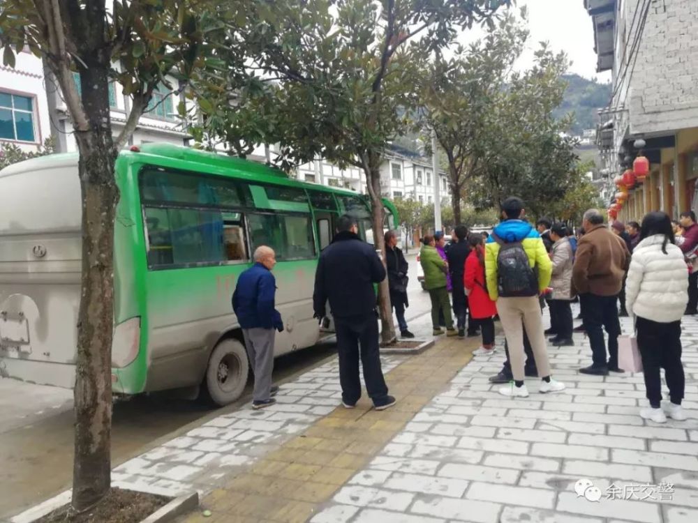 贵州余庆 19座中巴车挤进30人 司机 我以为交警星期天在休息不会查车 看点快报