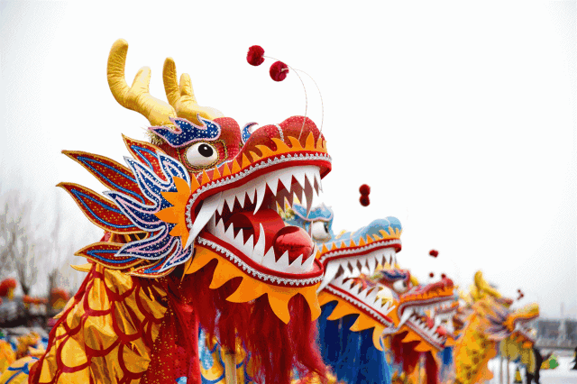 这里集合了 踩高跷,舞龙,舞师 巡园演出,搭台唱戏等各式传统民俗表演