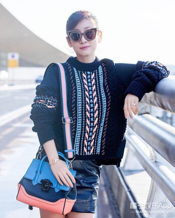 秦海璐毛衣配短裙女明星们这么穿果然显腿长