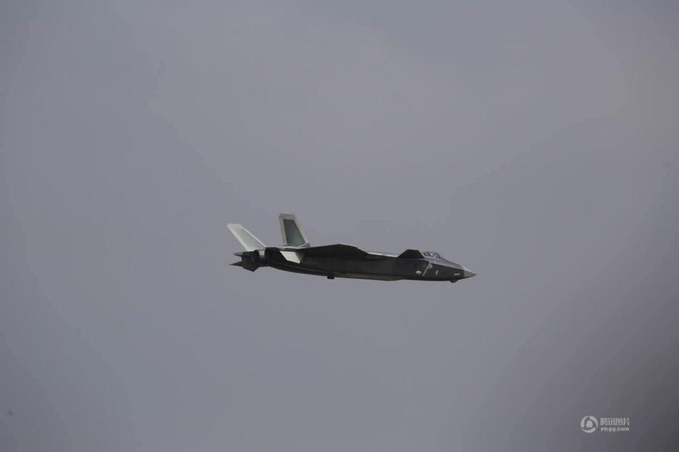 歼20突现珠海航展 表演后绝尘而去_腾讯网触屏