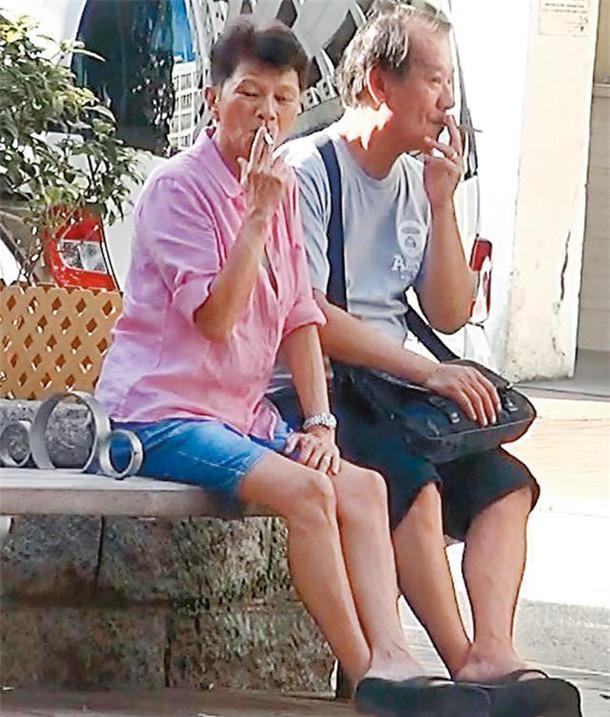 星爷恩师李修贤,66岁近照曝光,与妻子街头抽烟像俩老头