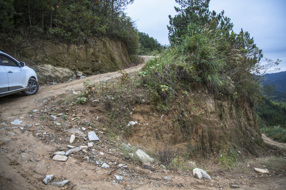 海拔700米 青年四次修1500米山路开土猪场