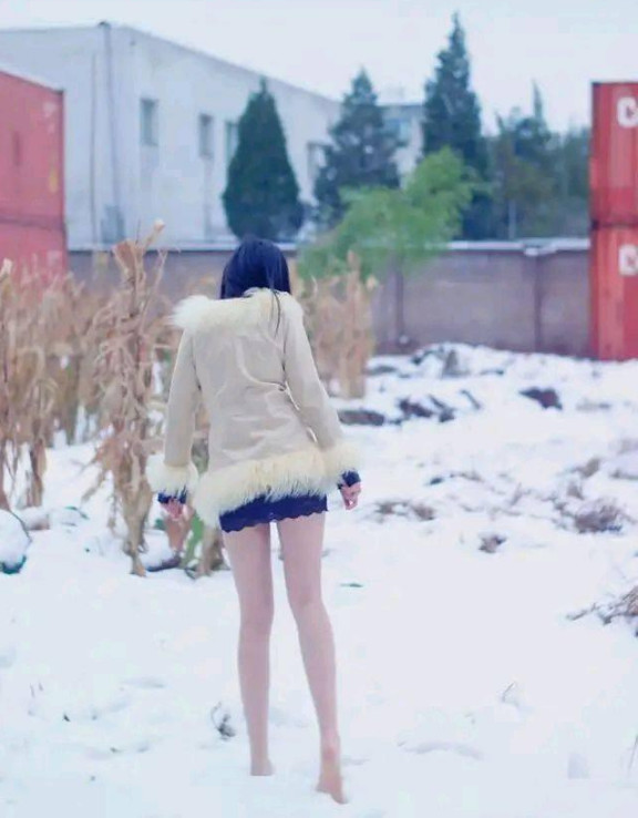 小姐姐穿短裤在雪地拍照,看到她双脚时,网友:需要打针
