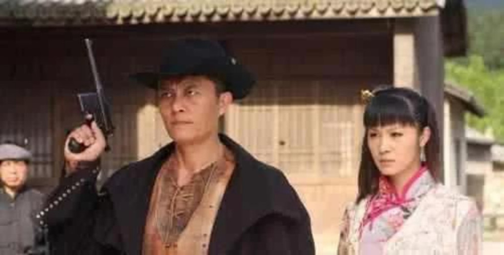 第一美女双枪当悍匪,被捕后上演七擒孟获,帮助政府完成剿匪