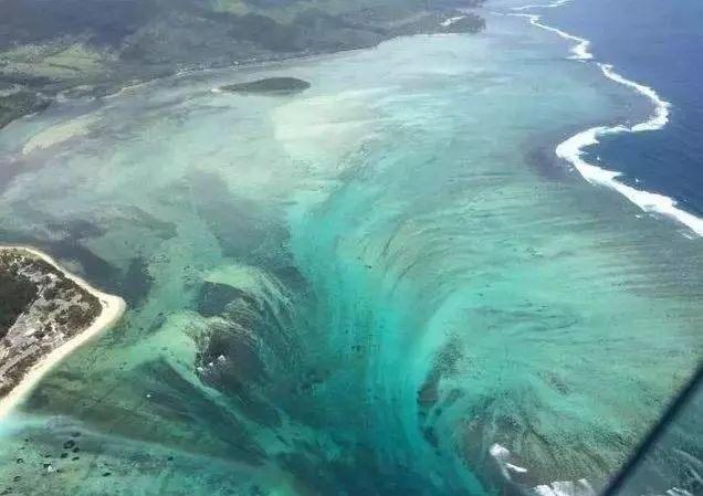 世界上最高的海底瀑布,位于丹麦海峡海面之下,落差高达3500米