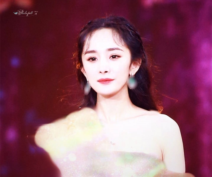 杨幂春晚"神秘礼服"终于曝光,超大裙摆华丽现身,堪称艺术品!