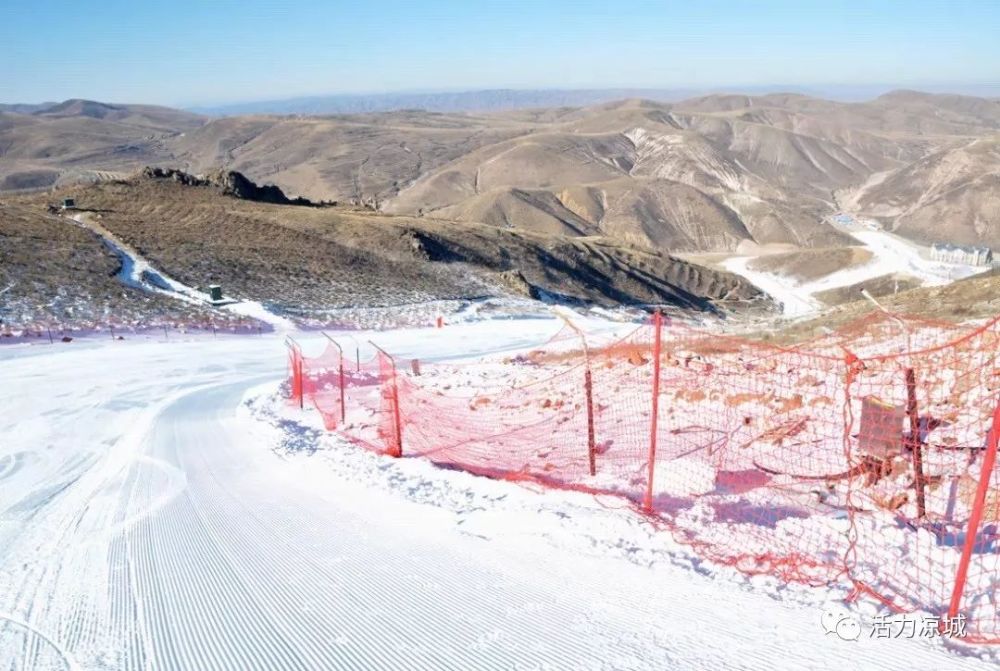 凉城 地处中国正北方 地理位置优越 就在这儿 凉城县岱海国际滑雪场