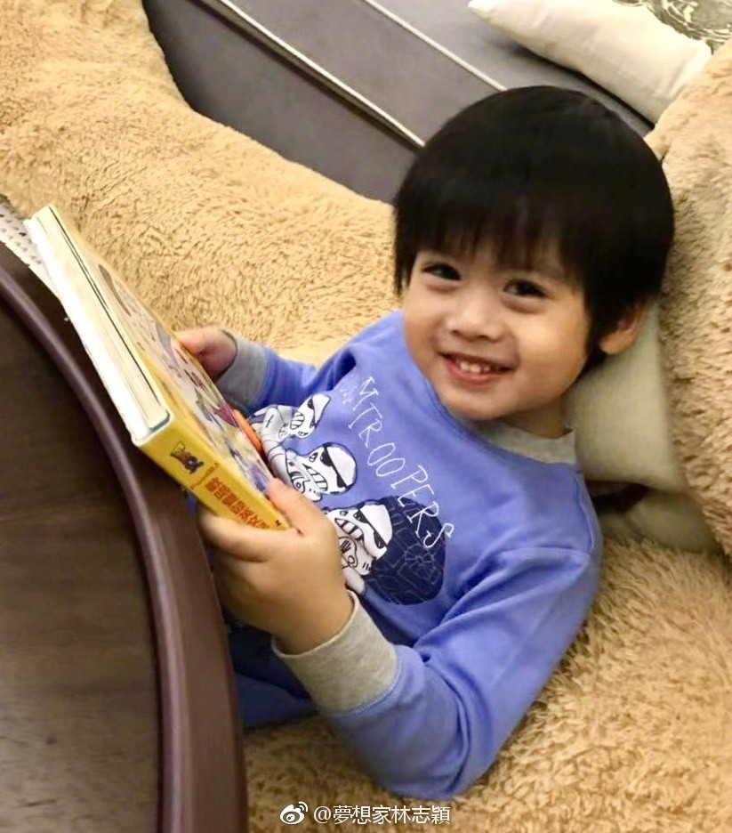 林志颖晒小儿子萌照,认真安静的样子超像爸爸,长睫毛惹爸爸羡慕