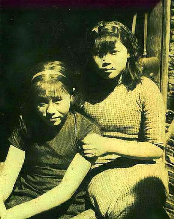图中是日本鬼子拍摄下的苏州城内的姑娘,表情都很不自然.
