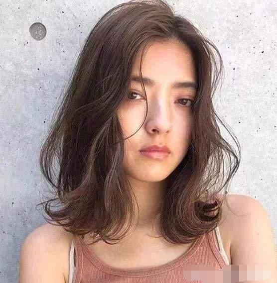 冬季最流行的"披肩烫"发型,换上瞬间提高了你的颜值!