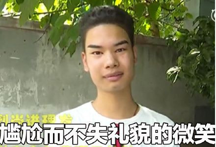 不再是"表情包"的小吴长这样了,网友:修图师加鸡腿
