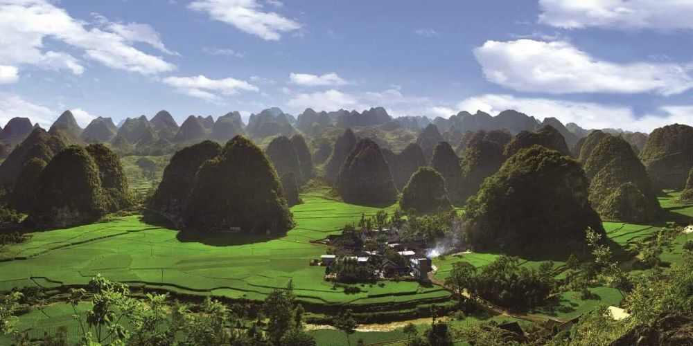 是国内最大的喀斯特峰林,徐霞客说过"天下山峰何其多,唯有此处峰成林"