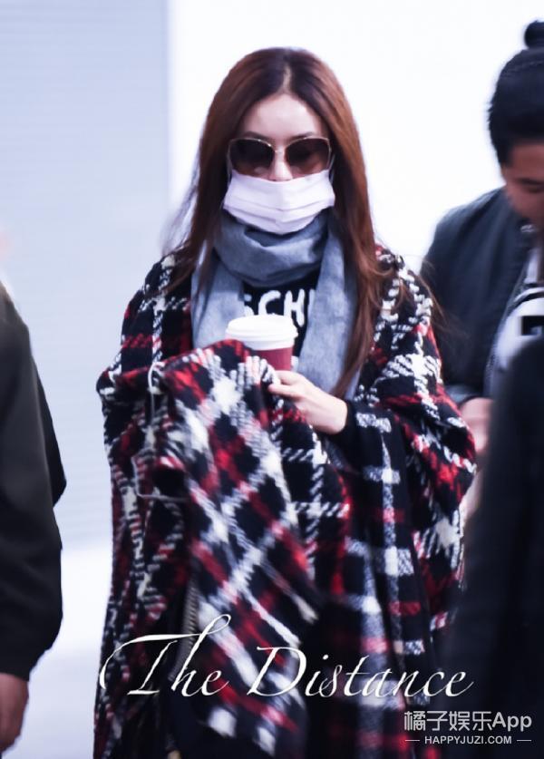 赵丽颖斗篷装穿起来,不光能当围巾当外套穿也