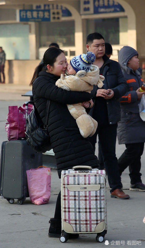 回家路上的妈妈们,全部都是"女汉子