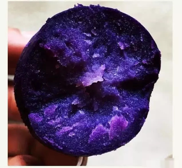 5张神级错觉图 宇宙一般的紫薯 一拳就把自己脸打扁的男子 看点快报