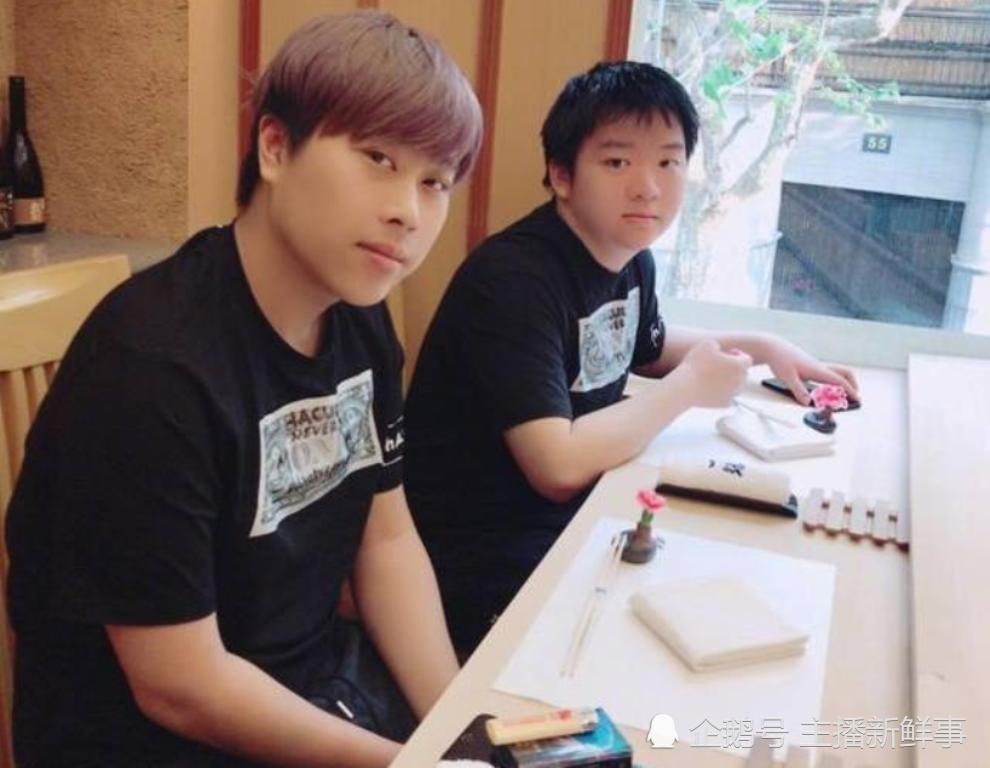 赵梦玥:卢本伟玩游戏很费钱!旭旭宝宝:在我面前他只是