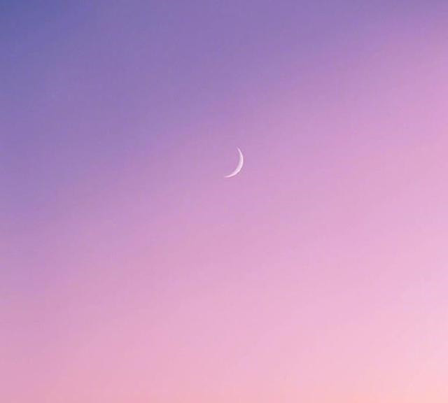 紫色的天空,白色的月亮,或许这就是你所期盼的美景