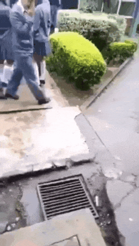 搞笑gif:大姐,你这是有多难看,要你把头套上