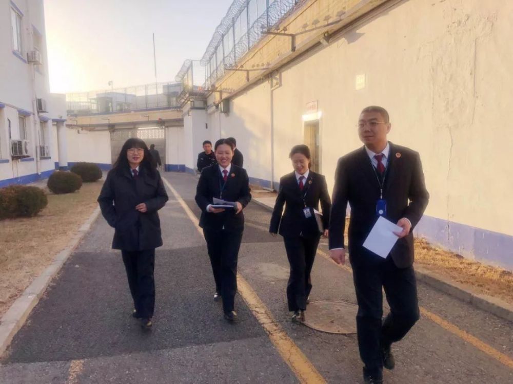 与驻市看守所检察室全体干警前往大连市看守所,与监管支队领导一道