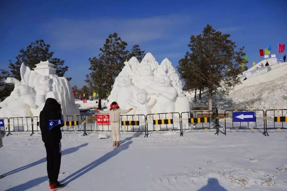 进入冰雪节现场 《熊出没》,《功夫熊猫》等 经典卡通形象的雪雕便图片