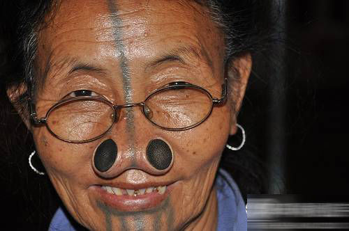 鼻子被挖两个洞,塞两个黑色东西,阿帕塔尼人:漂亮也是
