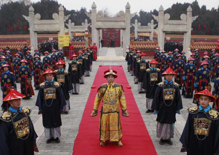 大臣上朝想上厕所怎么办?真相让人哭笑不得,奈何古代无"尿裤"