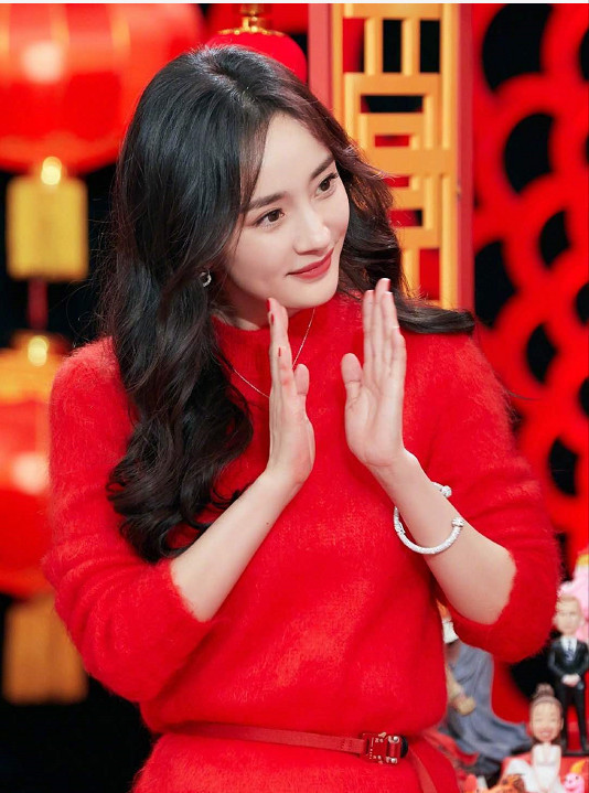 杨幂专属春晚礼服亮相?看到这样的杨幂,网友:杨幂太"仙"了