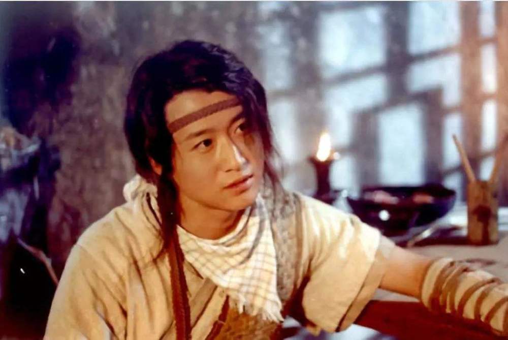 焦恩俊等演员合作,出演袁和平导演的电视剧《小李飞刀》,剧中吴京饰演