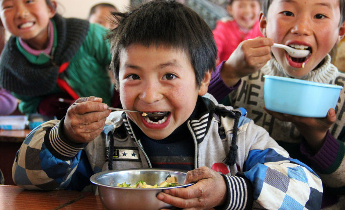 吃饭的农村小孩,学校设立的"营养餐"让农村孩子乐开了花.