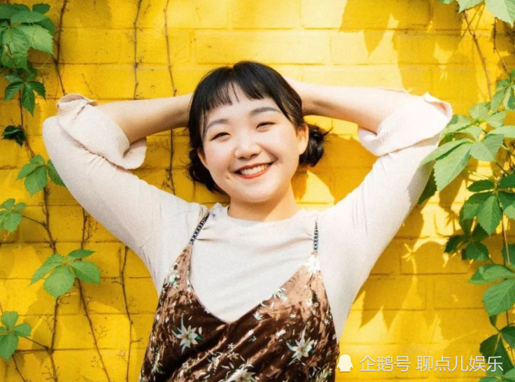 本以为辣目洋子短发最美,直到她留了章若楠同款草莓卷