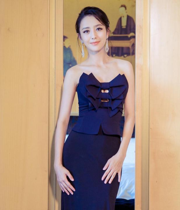 佟丽娅出席活动,十指腰成为焦点,网友:宝藏女孩实至名