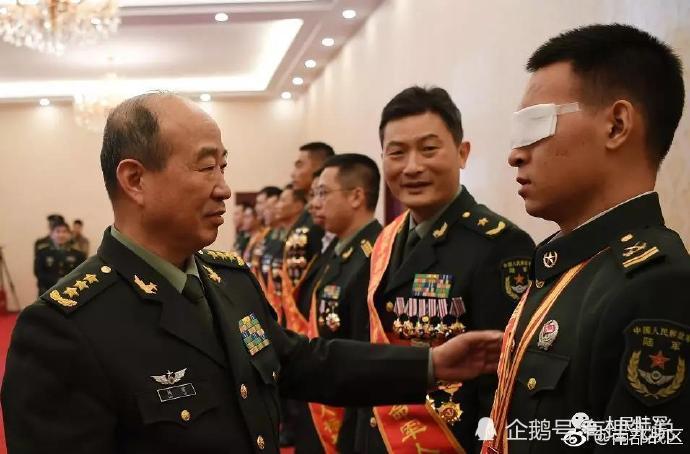 最震撼的军礼:他的军礼不标准,却感动了无数人