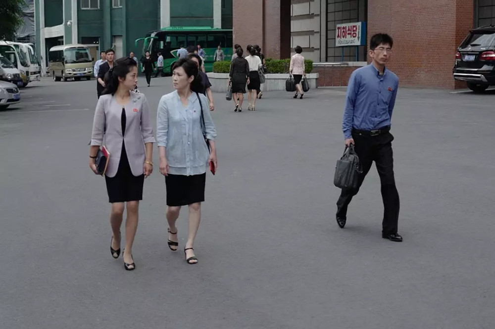 街拍朝鲜:平壤街头漂亮的姑娘多吗?