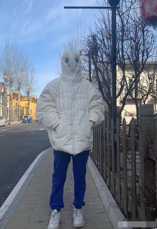 27岁杨紫为保暖穿"奇葩羽绒服",结果被当成路人