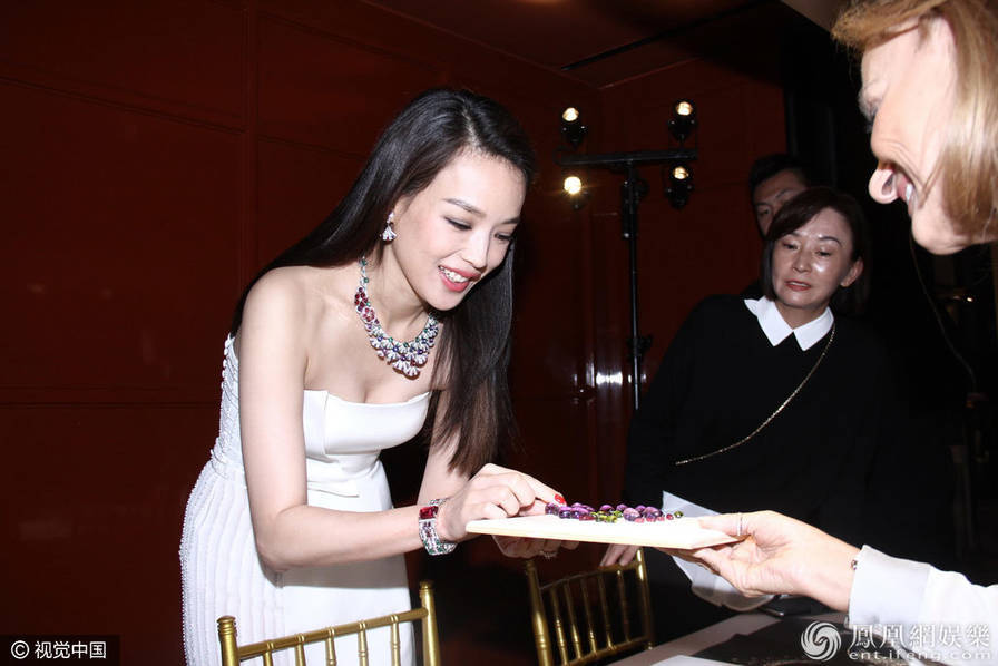 舒淇穿抹胸裙出席活动 长发披肩女人味十足
