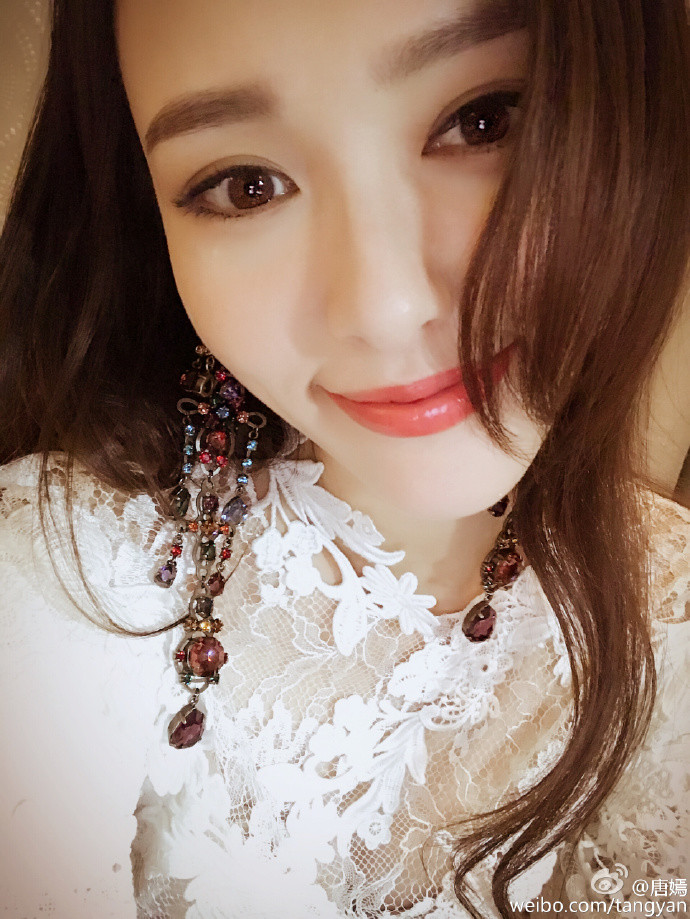唐嫣这是被韩国人骗了吧 新发型就像三天没洗头那么油腻！