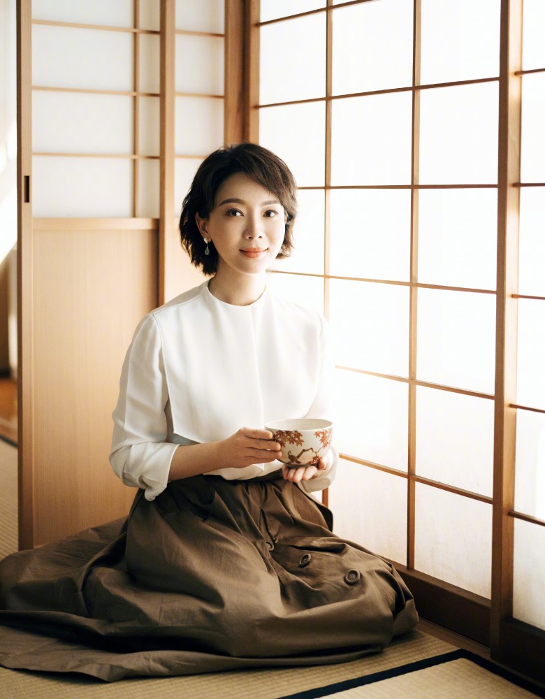 中年女人烫什么发型好看?这4款发型减龄又显气质，陈数也喜欢