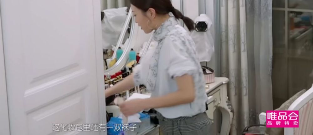 湖北一女明星闺房曝光就跟猪圈一样!